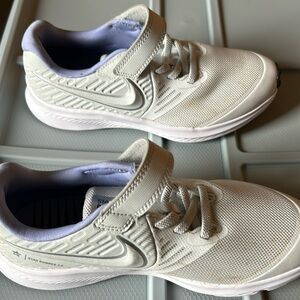 Star runner nike. Purple and white.